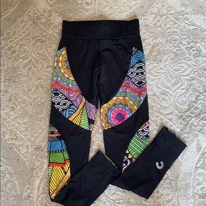 Yoga Evo yoga pants / leggings. Very colorful !